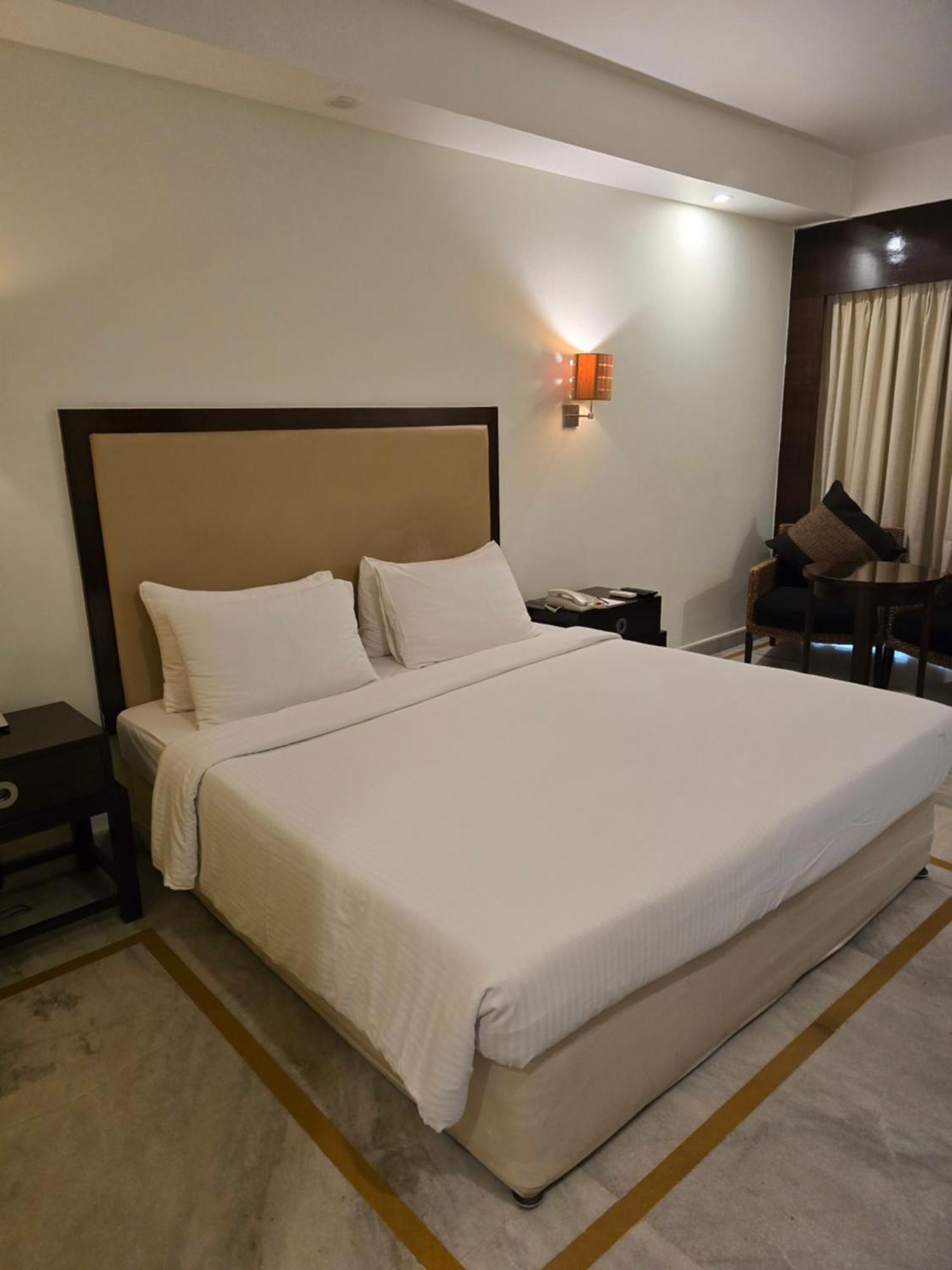Royal Orchid Central Kireeti Hampi, Hospet חדר תמונה